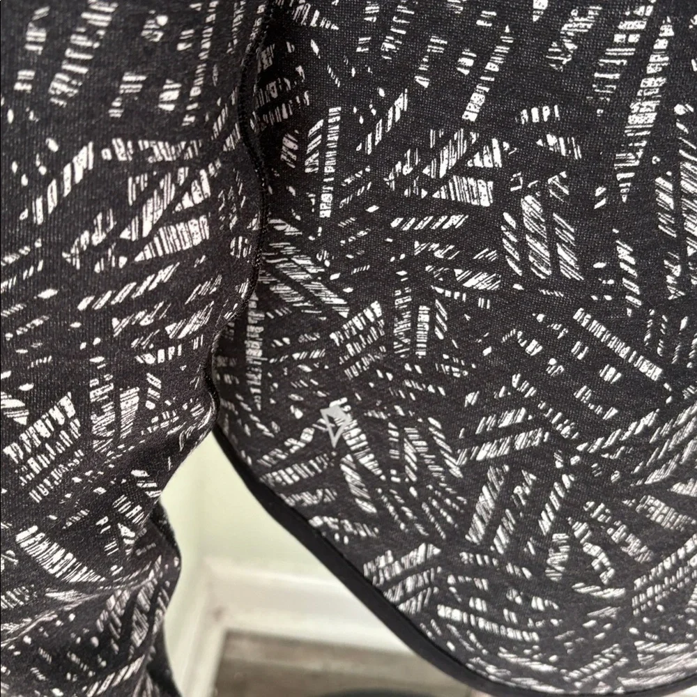 Ivivva by Lululemon Warm Moments Hooded Athleisure Zip Jacket Black White Geo 14